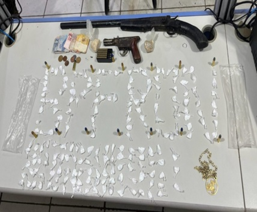 Traficante é preso com drogas e armas