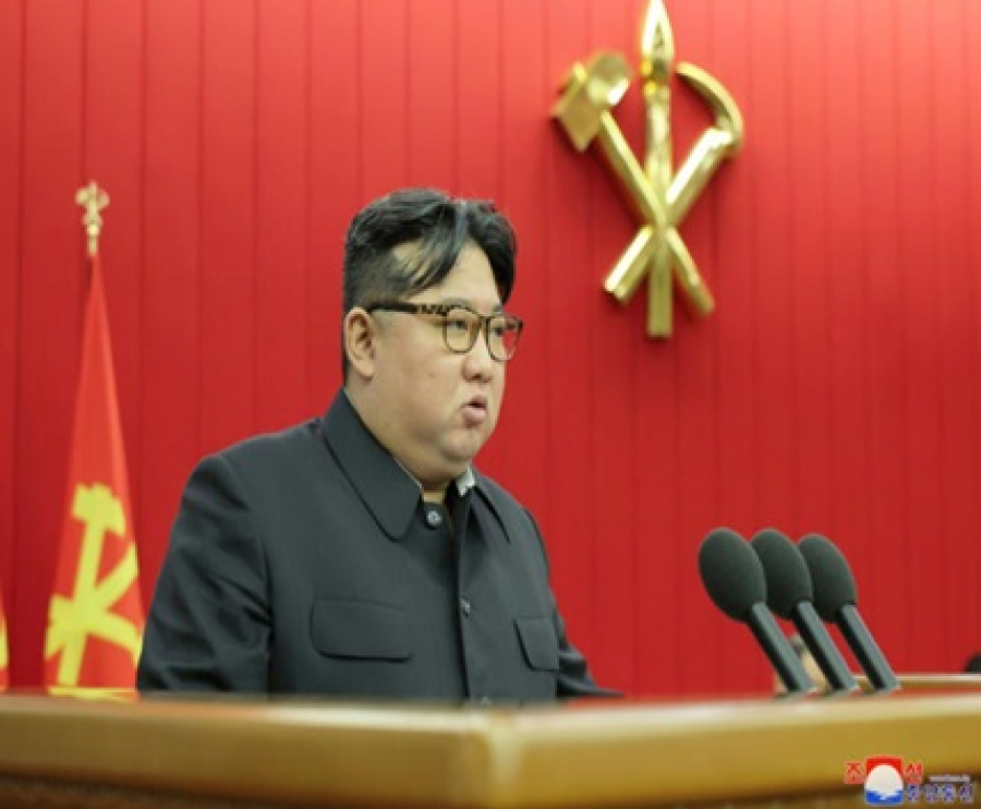 Líder norte-coreano supervisiona teste de mísseis de cruzeiro lançados por submarino